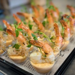 b. bouchée: Crevettes cocktail, sauce chipotlé-lime