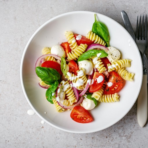 a2. Salade de fusillis aux légumes grillés, saucissons et bocconcinis, accompagné de pain à l'ail