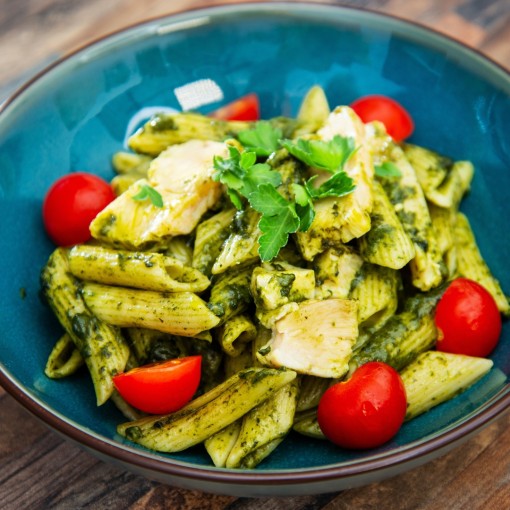 a2. Menu de la semaine - Pâtes au pesto maison, tomates confites et bocconcini avec prosciutto