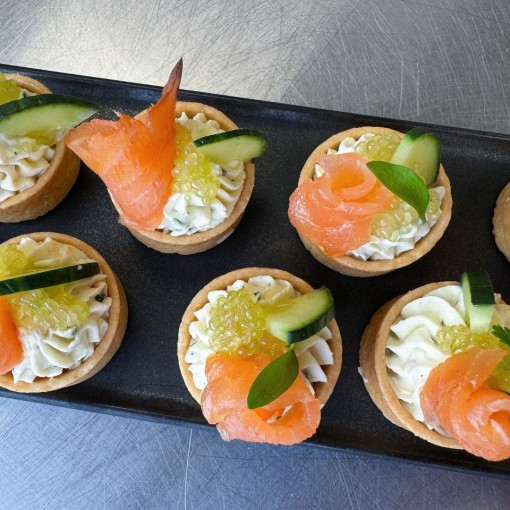 b. Bouchée - Mini tartelettes au saumon fumé