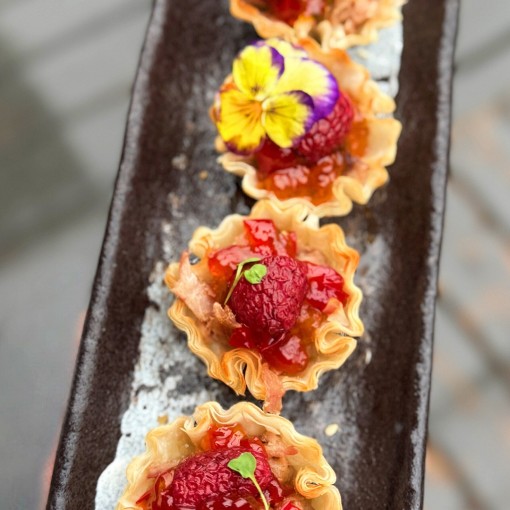 b. Bouchée feuilletée au canard confit 