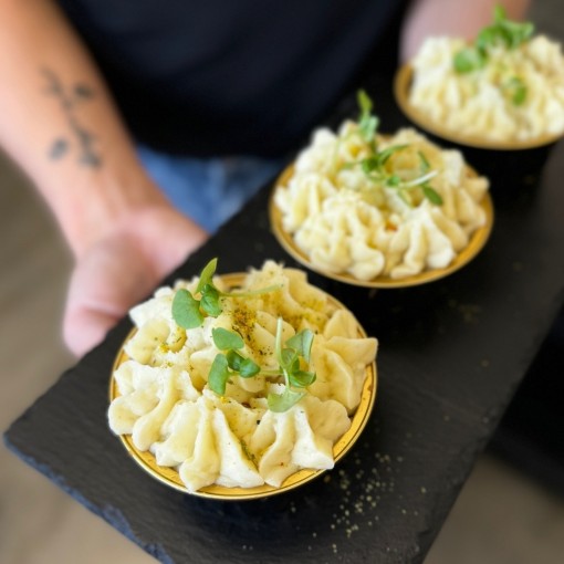 b. Bouchée:  Joue de boeuf, sauce porto et foie gras avec pommes de terre