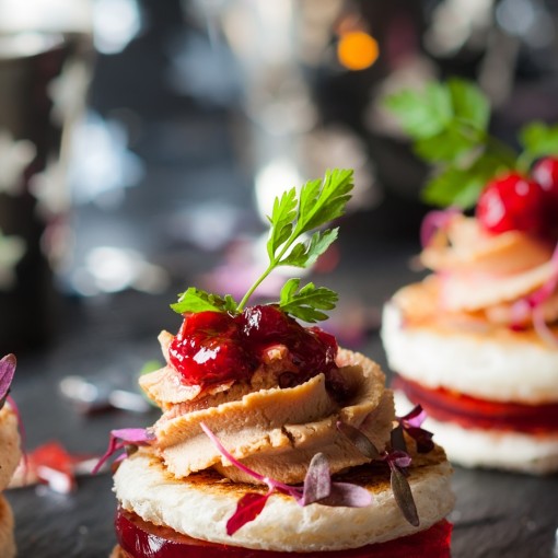 b. Bouchée: Crème brûlée de foie gras, confit de canneberges et cerises