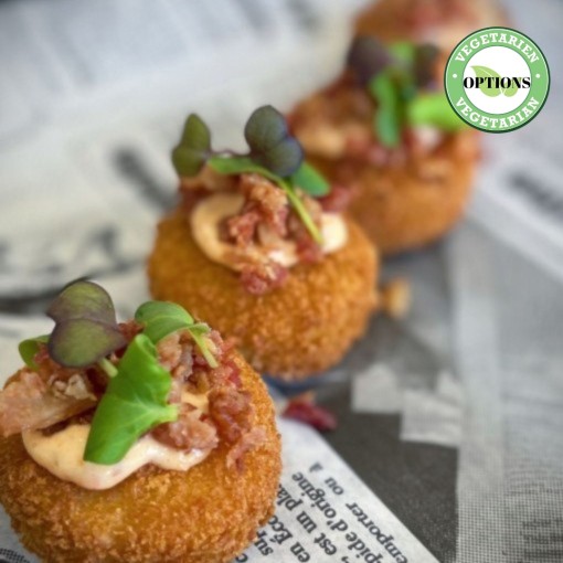 b. Bouchée: Mac & Cheese frit