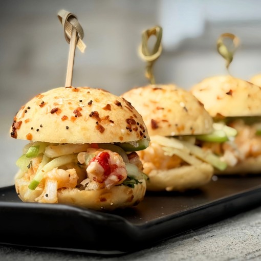b. Bouchée: Mini sliders Queue de homard
