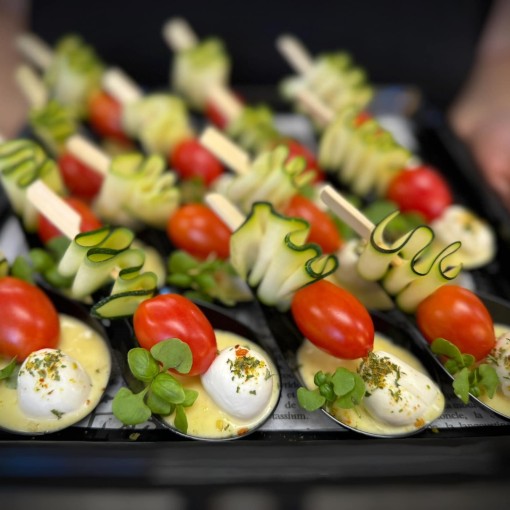 b. Bouchée: Tomate cerise, bocconcini, mayo au safran