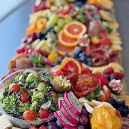 B. Planche gourmande Charcuteries, fromages, fruits, crudités et olives
