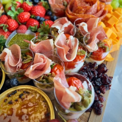 B. Planche gourmande Foie gras, canard confit, charcuteries, fromages, fruits et crudités