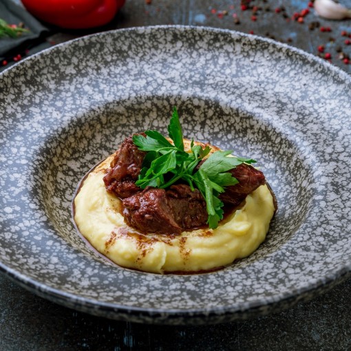 d. Prêt-à-manger congelé: Joue de porc à l'érable avec pommes de terre et légumes